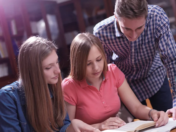 Groep tieners op school — Stockfoto