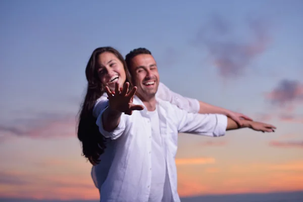 Jong koppel op strand plezier — Stockfoto