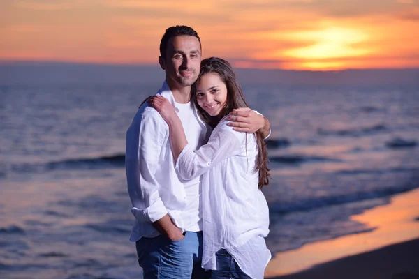 Jovem casal na praia se divertir — Fotografia de Stock