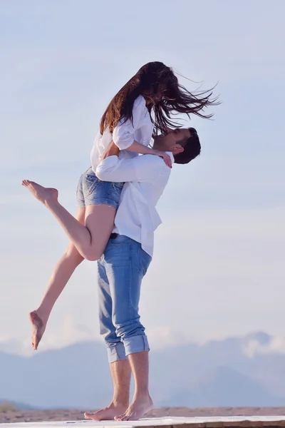 Jong koppel op strand plezier — Stockfoto