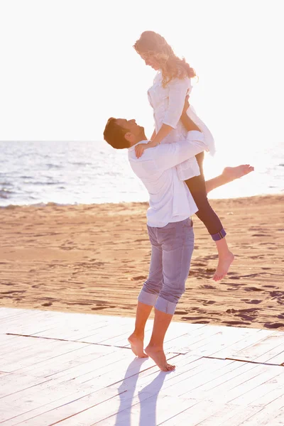 Jeune couple sur la plage avoir du plaisir — Photo