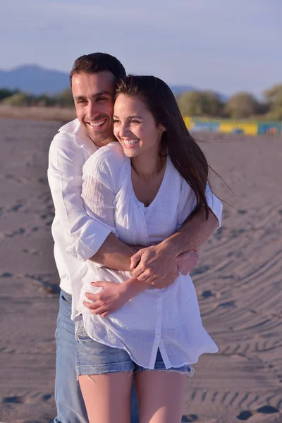 Jovem casal na praia se divertir — Fotografia de Stock