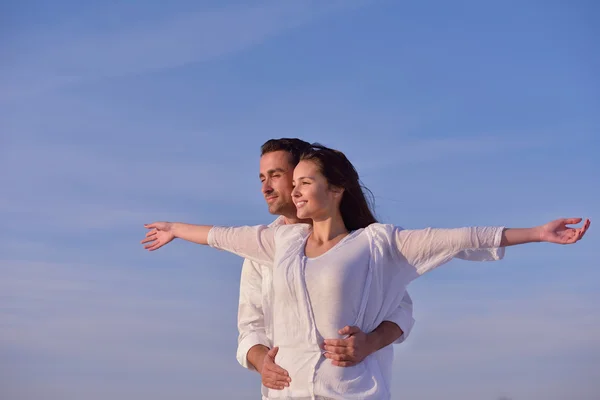 Jeune couple sur la plage avoir du plaisir — Photo