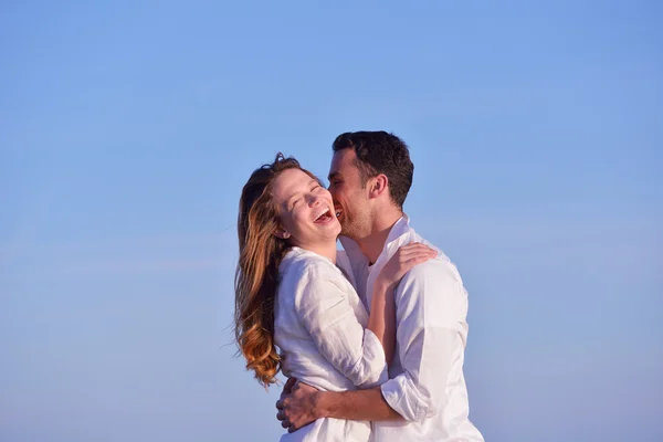 Jong koppel op strand plezier — Stockfoto