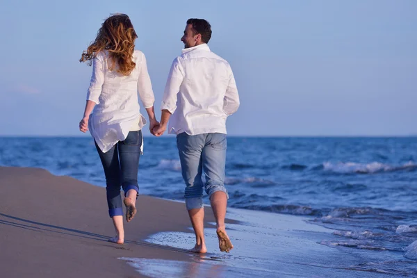 年轻的夫妇在海滩上玩得开心 — 图库照片