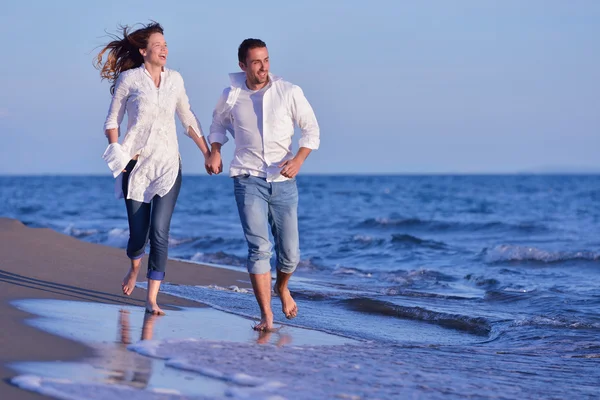 Giovane coppia sulla spiaggia divertirsi — Foto Stock