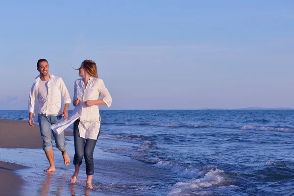 Jong koppel op strand plezier — Stockfoto