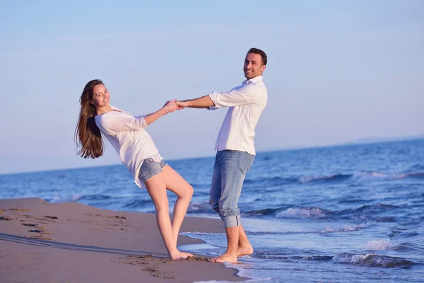 Jong koppel op strand plezier — Stockfoto