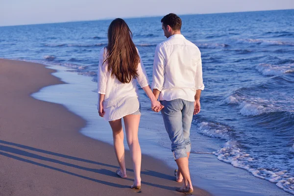 Pareja joven en la playa divertirse —  Fotos de Stock