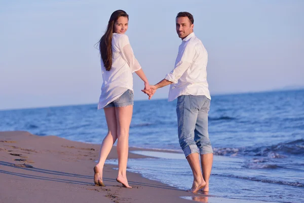 Jovem casal na praia se divertir — Fotografia de Stock