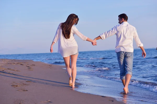 Молода пара на пляжі отримує задоволення — стокове фото