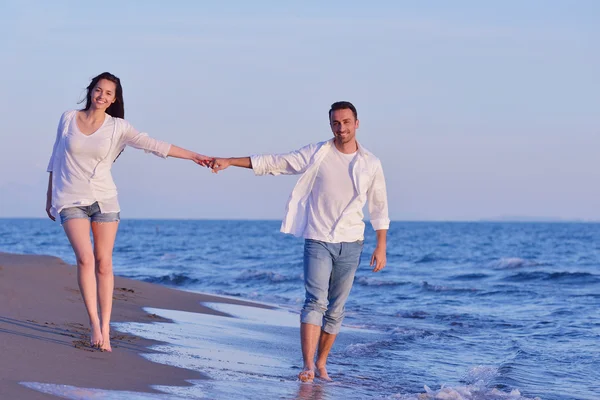 Jovem casal na praia se divertir — Fotografia de Stock