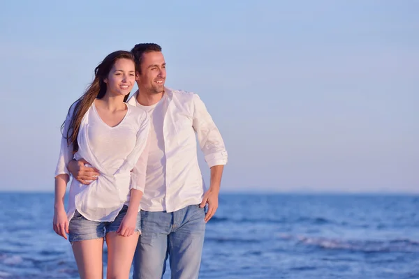 Unga par på stranden ha kul — Stockfoto