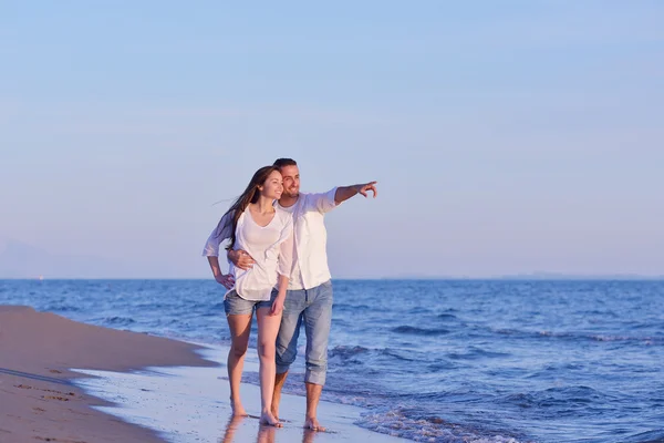 Pareja joven en la playa divertirse — Foto de Stock