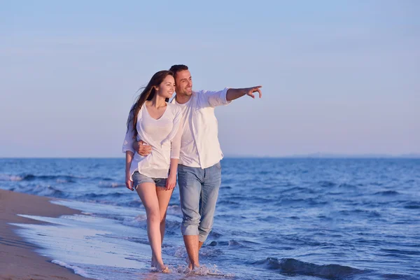 年轻的夫妇在海滩上玩得开心 — 图库照片