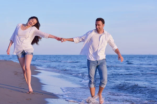 Jeune couple sur la plage avoir du plaisir — Photo