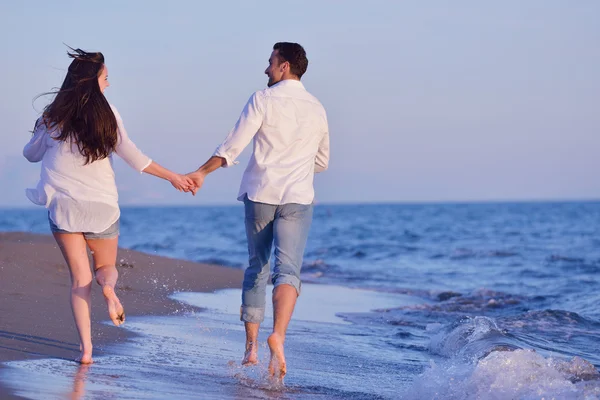 Jong koppel op strand plezier — Stockfoto