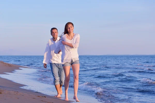 Unga par på stranden ha kul — Stockfoto