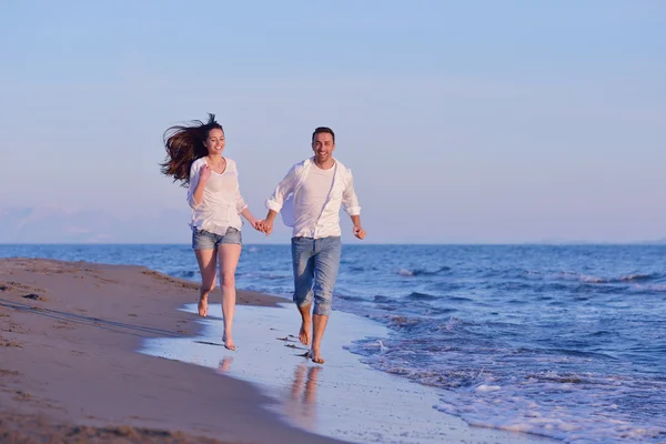 Jeune couple sur la plage avoir du plaisir — Photo
