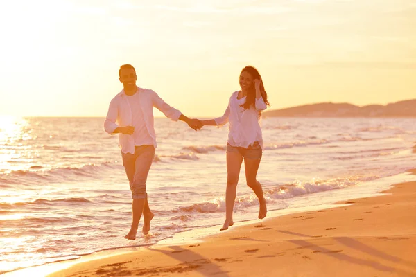 Jong koppel op strand plezier — Stockfoto