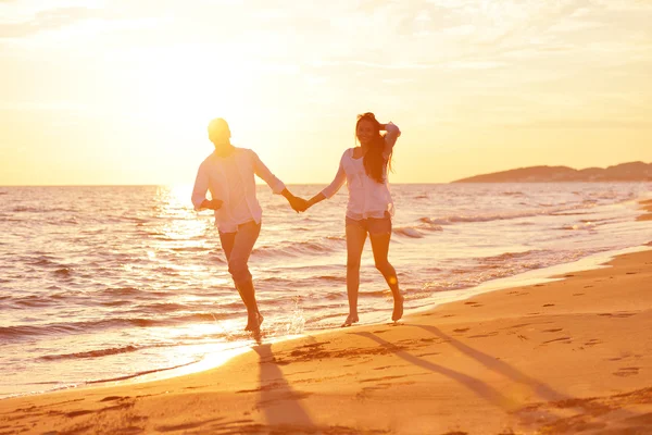 Jovem casal na praia se divertir — Fotografia de Stock