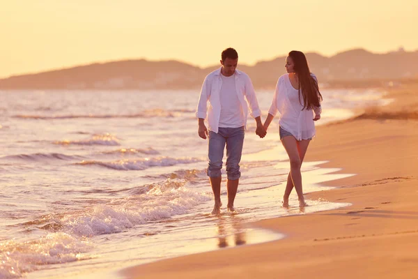 Unga par på stranden ha kul — Stockfoto