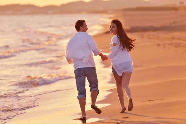 Jeune couple sur la plage avoir du plaisir — Photo