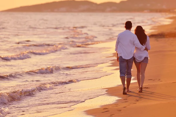 Молода пара на пляжі отримує задоволення — стокове фото