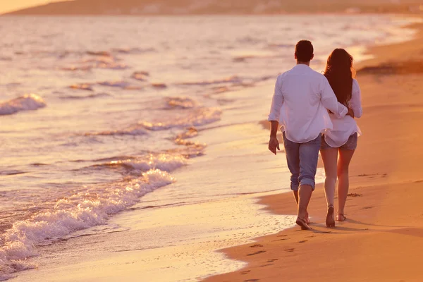 Jeune couple sur la plage avoir du plaisir — Photo