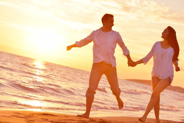 Jong koppel op strand plezier — Stockfoto