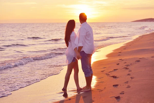 Pareja joven en la playa divertirse — Foto de Stock