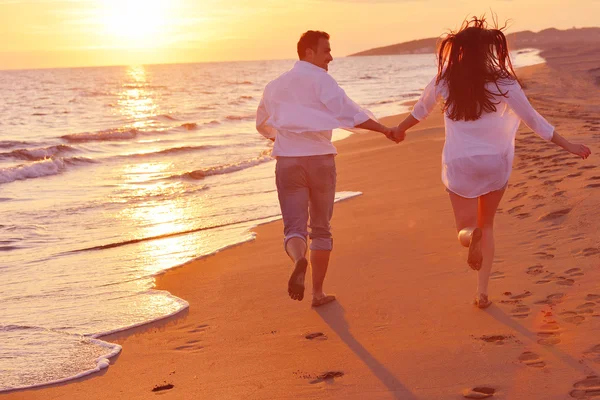 Jong koppel op strand plezier — Stockfoto