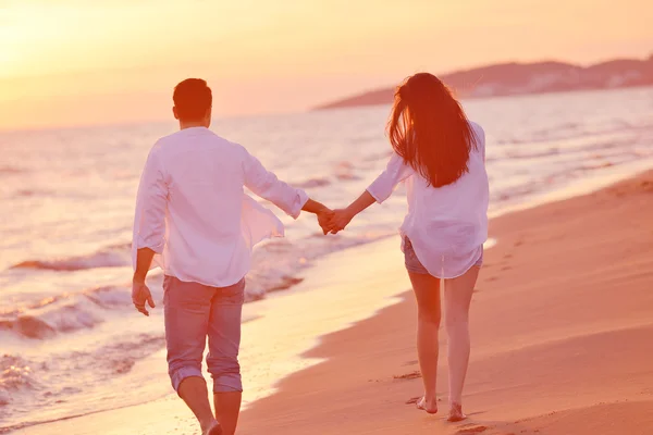 Jovem casal na praia se divertir — Fotografia de Stock