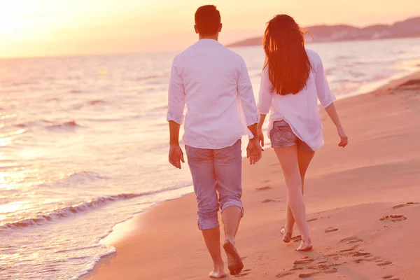 Bavit se mladý pár na pláži — Stock fotografie
