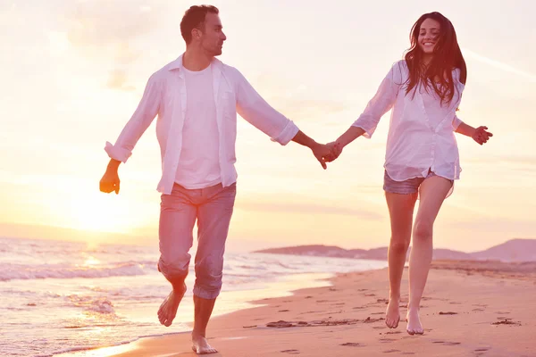 Jong koppel op strand plezier — Stockfoto