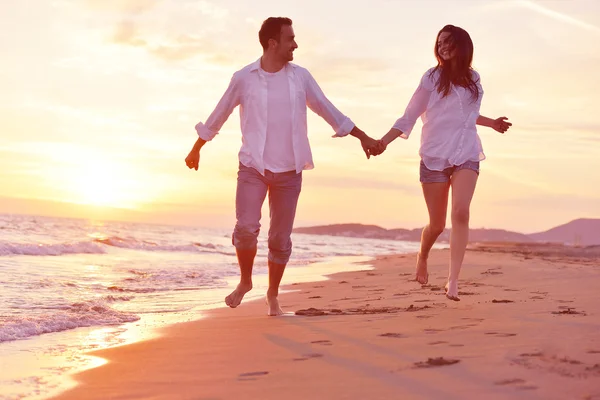 Jong koppel op strand plezier — Stockfoto