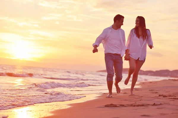 Jong koppel op strand plezier — Stockfoto