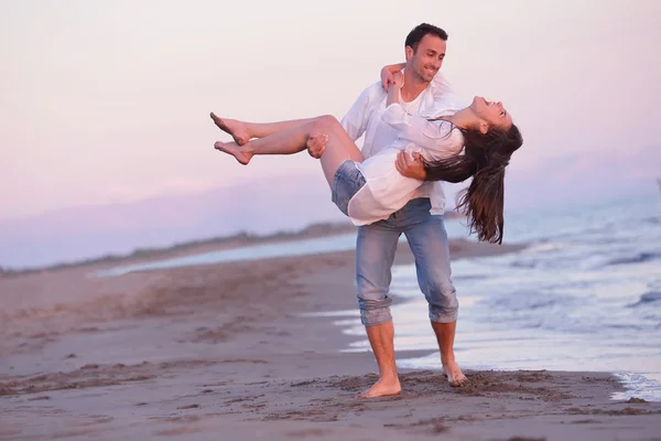 Jeune couple sur la plage avoir du plaisir — Photo