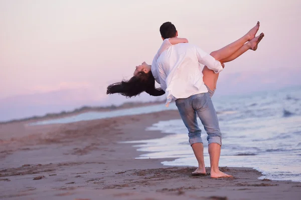 Junges Paar am Strand hat Spaß — Stockfoto