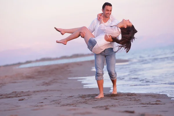 Kumsalda genç bir çift eğlenmek — Stok fotoğraf