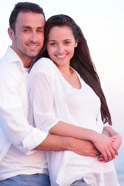 Pareja joven en la playa divertirse — Foto de Stock