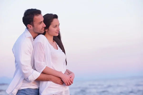 Jong koppel op strand plezier — Stockfoto