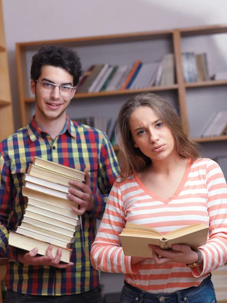 Groep tieners op school — Stockfoto