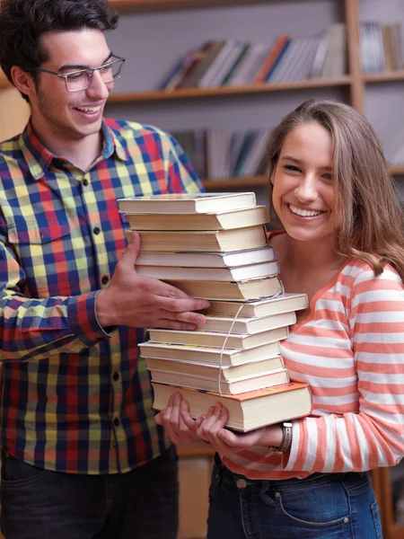 Adolescenza gruppo a scuola — Foto Stock