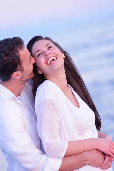 Jeune couple sur la plage avoir du plaisir — Photo