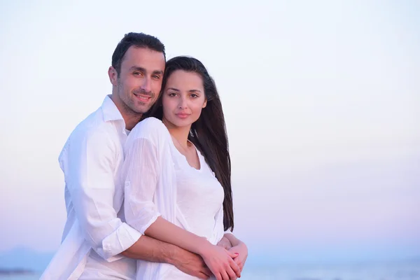 Jovem casal na praia se divertir — Fotografia de Stock