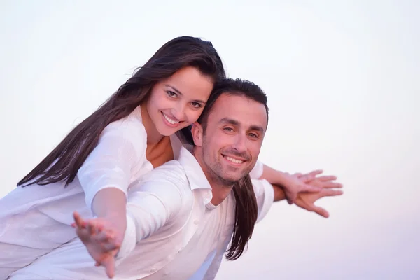 Jeune couple sur la plage avoir du plaisir — Photo