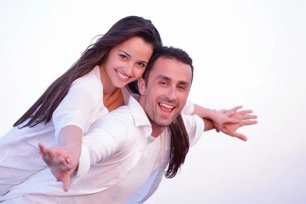 Jong koppel op strand plezier — Stockfoto