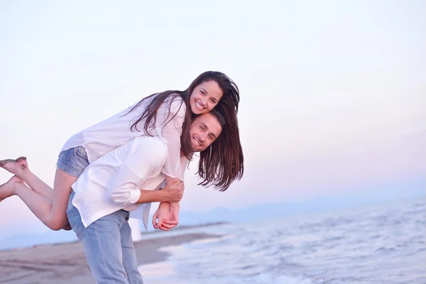 Jong koppel op strand plezier — Stockfoto