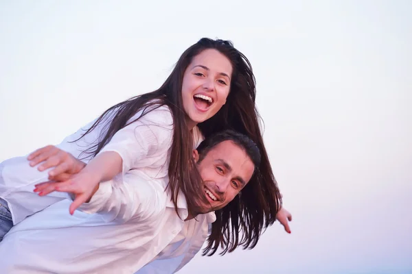 Junges Paar am Strand hat Spaß — Stockfoto